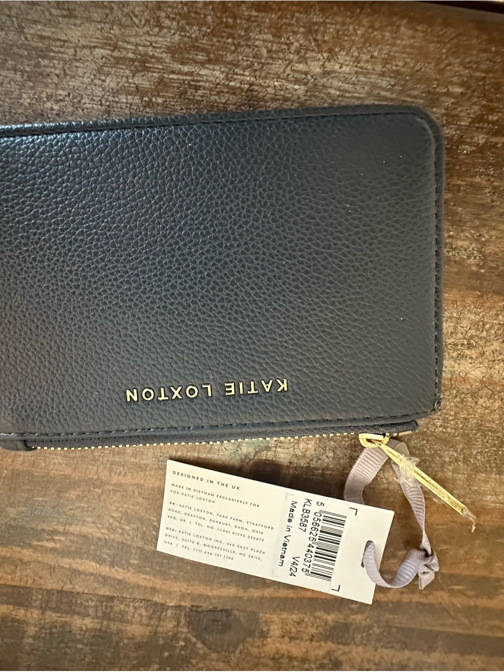 Women’s Black Leather Zip Wallet